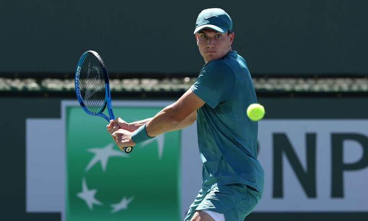 Jack Draper hitting a backhand shot at Indian Wells