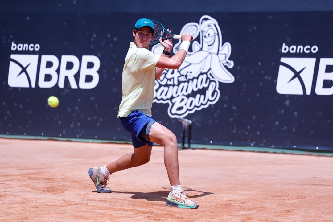 Britain's Oliver Bonding preparing to hit a backhand slice on a clay court at the 2024 Banana Bowl