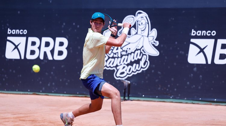 Britain's Oliver Bonding preparing to hit a backhand slice on a clay court at the 2024 Banana Bowl