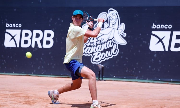 Britain's Oliver Bonding preparing to hit a backhand slice on a clay court at the 2024 Banana Bowl