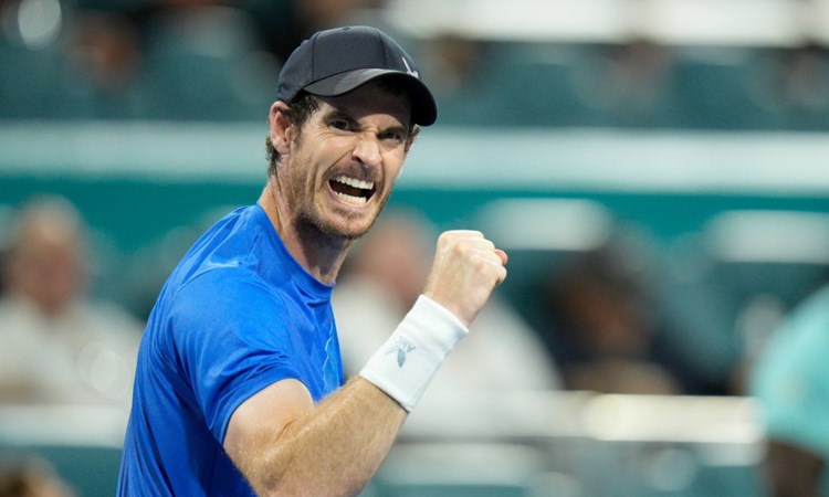 Andy Murray celebrating his first round win at the Miami Open 2022 with a fist pump