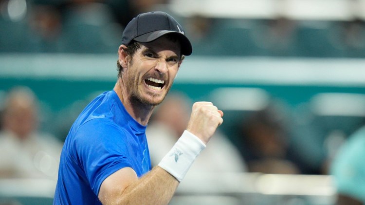 Andy Murray celebrating his first round win at the Miami Open 2022 with a fist pump