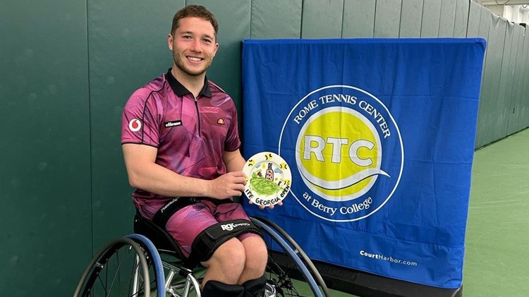 Alfie Hewett holding the 2023 Georgia Open title