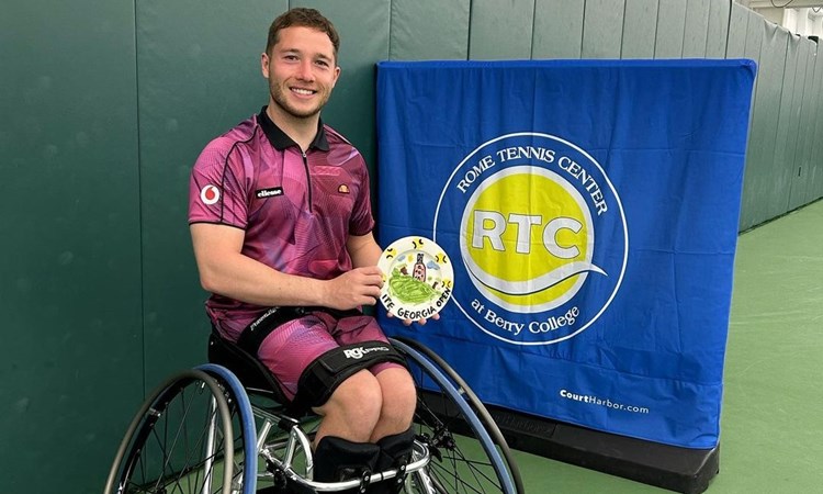 Alfie Hewett holding the 2023 Georgia Open title