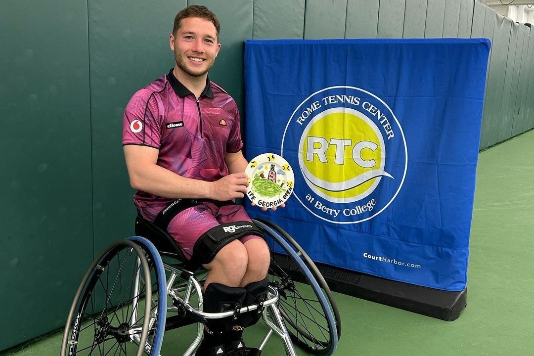 Alfie Hewett holding the 2023 Georgia Open title