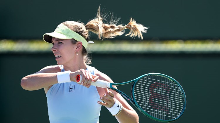 Katie Boulter strikes a forehand in the second round of Indian Wells 2025