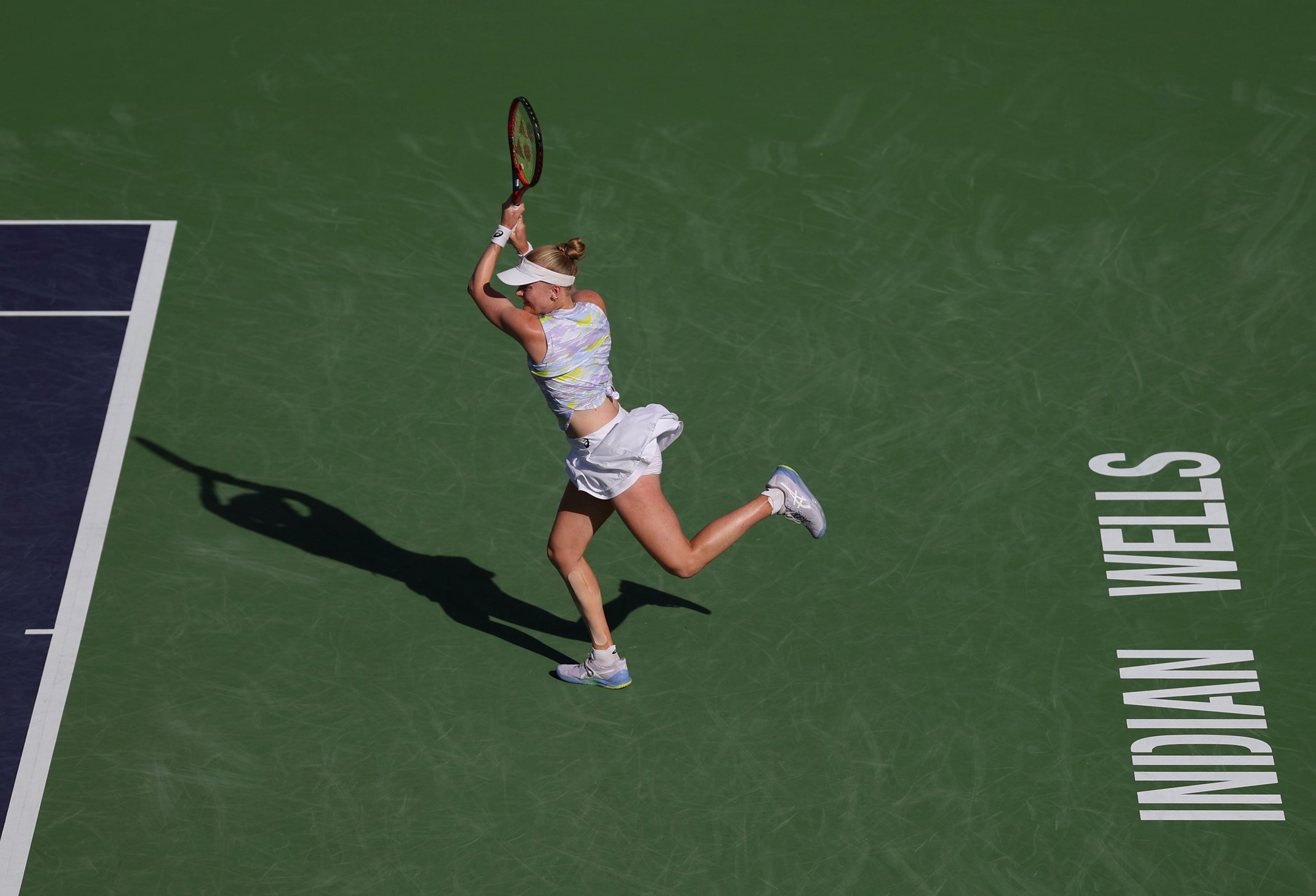 Harriet Dart driving a backhand against Madison Keys at Indian Wells 2022