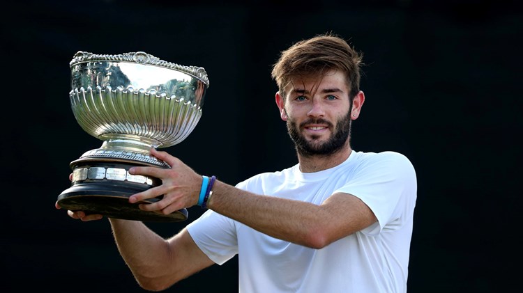 Jacob Fearnley lifts the Ross Hutchins Trophy at the Rothesay Open Nottingham