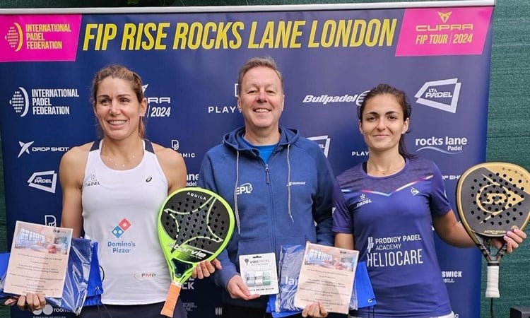Ana Varo Ramos and Lorena Alsonso De Lera holding their padel rackets and trophies at the Fip Rise Rocks Lane London