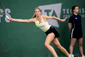 Hannah Klugman hitting a forehand