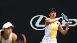 Olivia Nicholls hitting a forehand on court