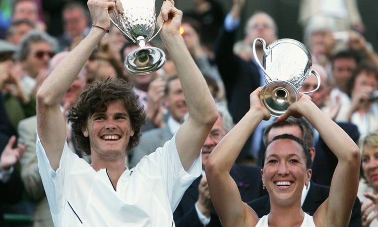 Jamie Murray and Jelena Jankovic holding the 2007 Wimbledon mixed doubles title