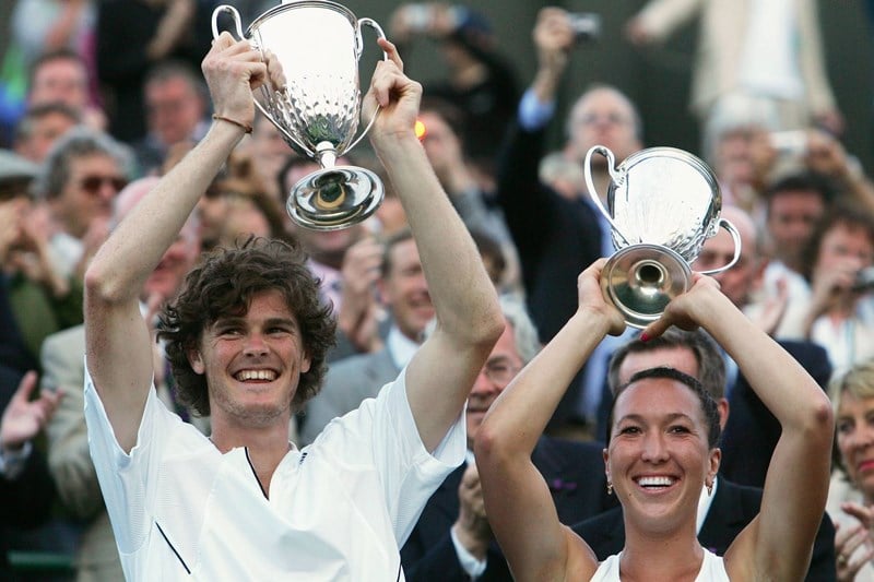 Jamie Murray and Jelena Jankovic holding the 2007 Wimbledon mixed doubles title