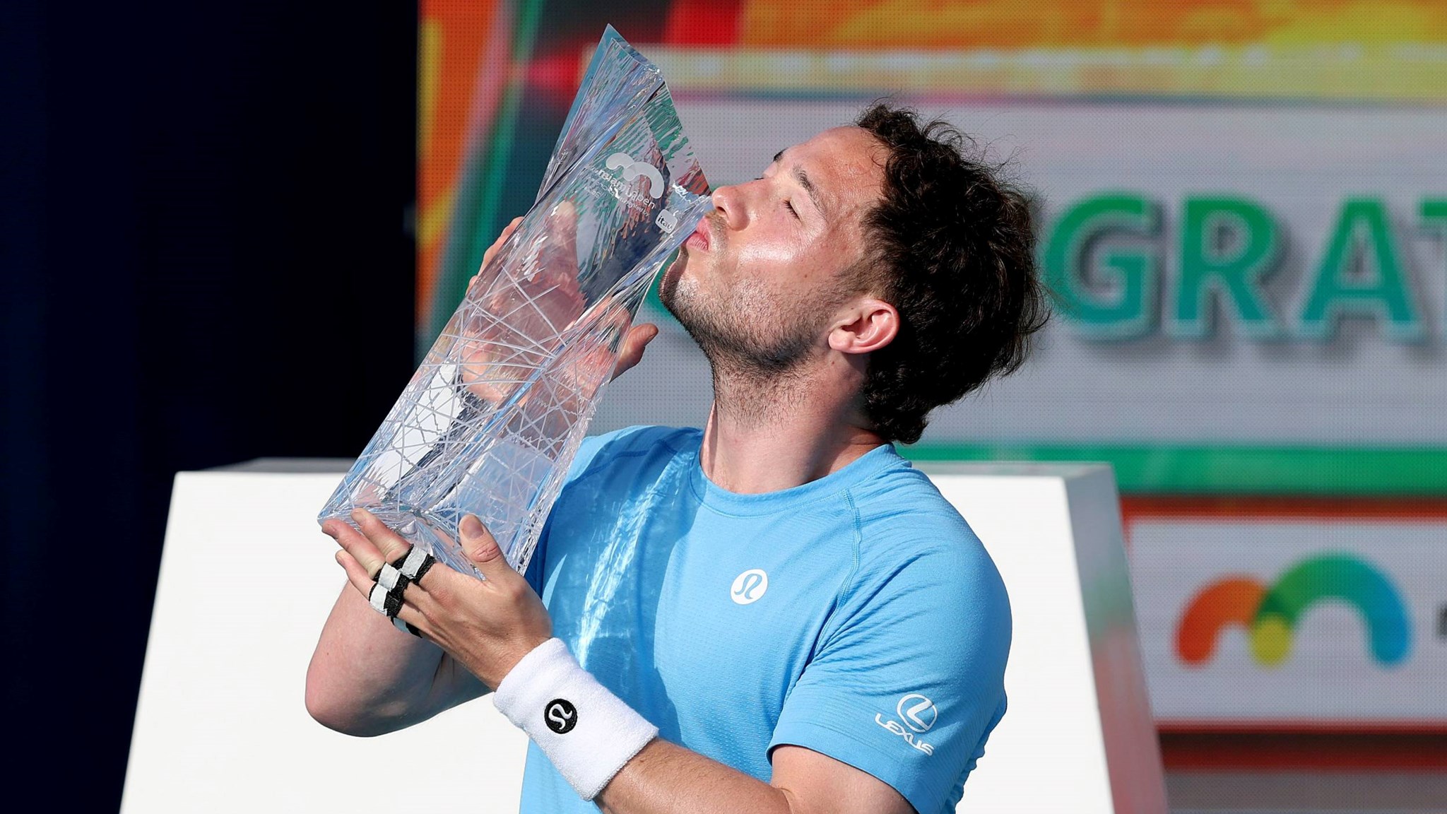 Alfie Hewett kissing the Miami Open title