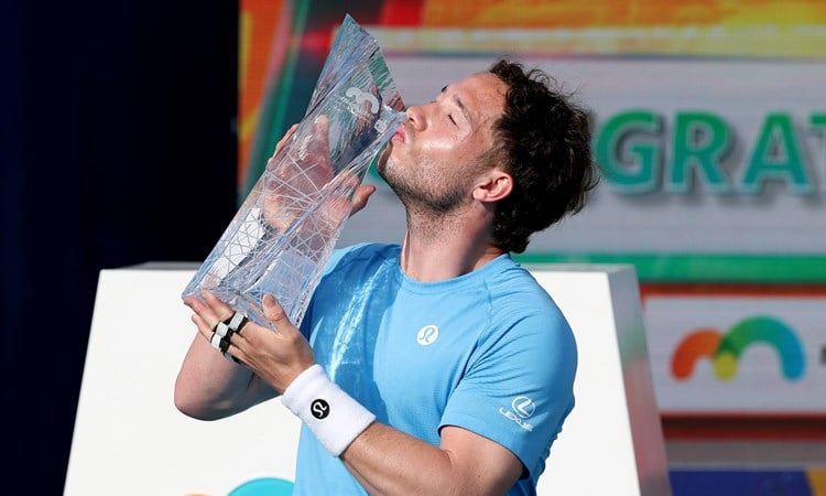 Alfie Hewett kissing the Miami Open title