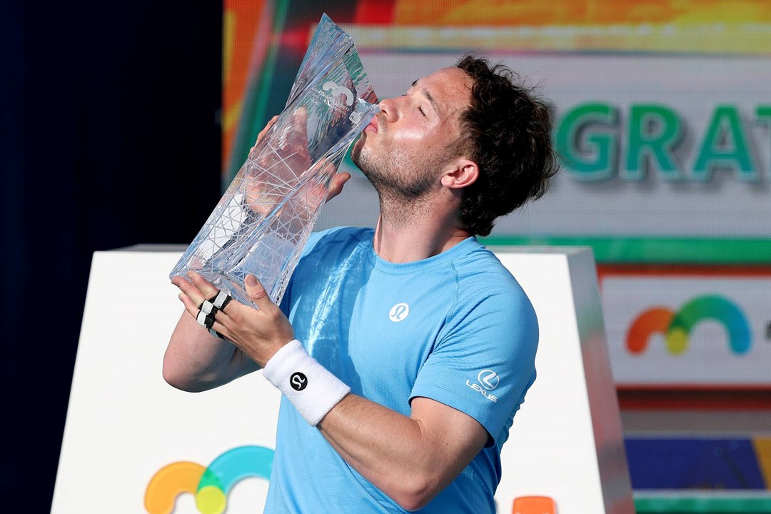 Alfie Hewett kissing the Miami Open title