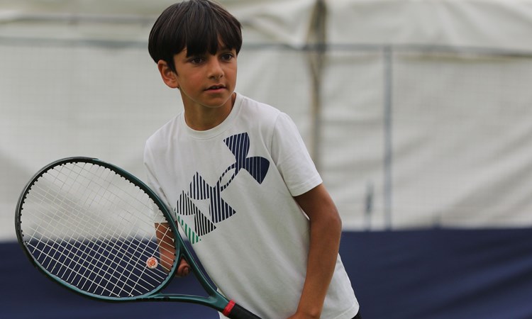 Junior para-standing player Luca Reese preparing a backhand