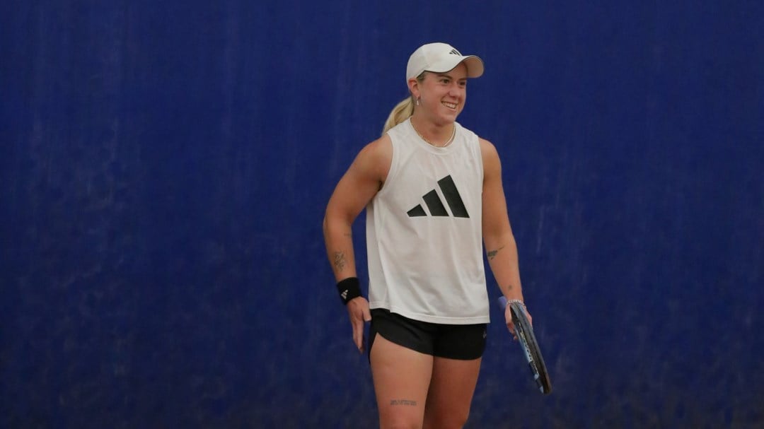 Sonay Kartal smiling while trainingon the clay at the National Tennis Centre