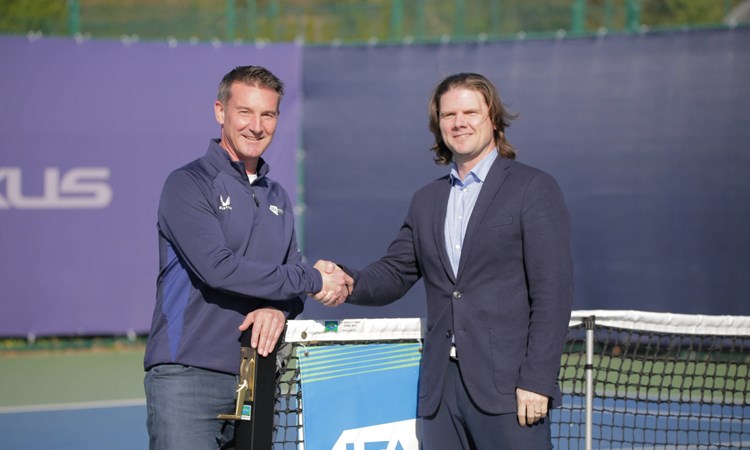 LTA CEO Scott Lloyd shaking hands with the CEO of HotelPlanner
