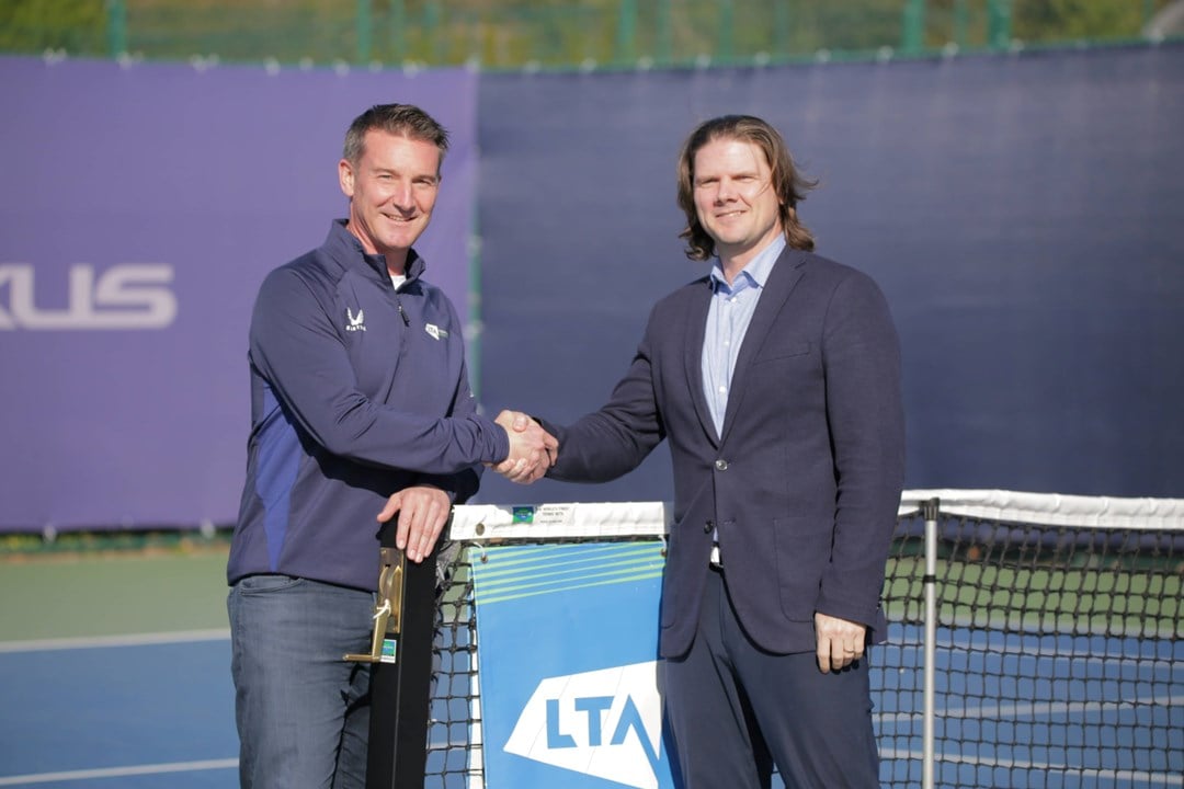 LTA CEO Scott Lloyd shaking hands with the CEO of HotelPlanner