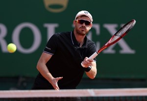 Jamie Murray hitting a volley in the Monte-Carlo Masters 2022