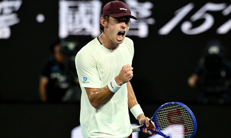Alex de Minaur aims to replicate mentor Lleyton Hewitt’s success at the HSBC Championships