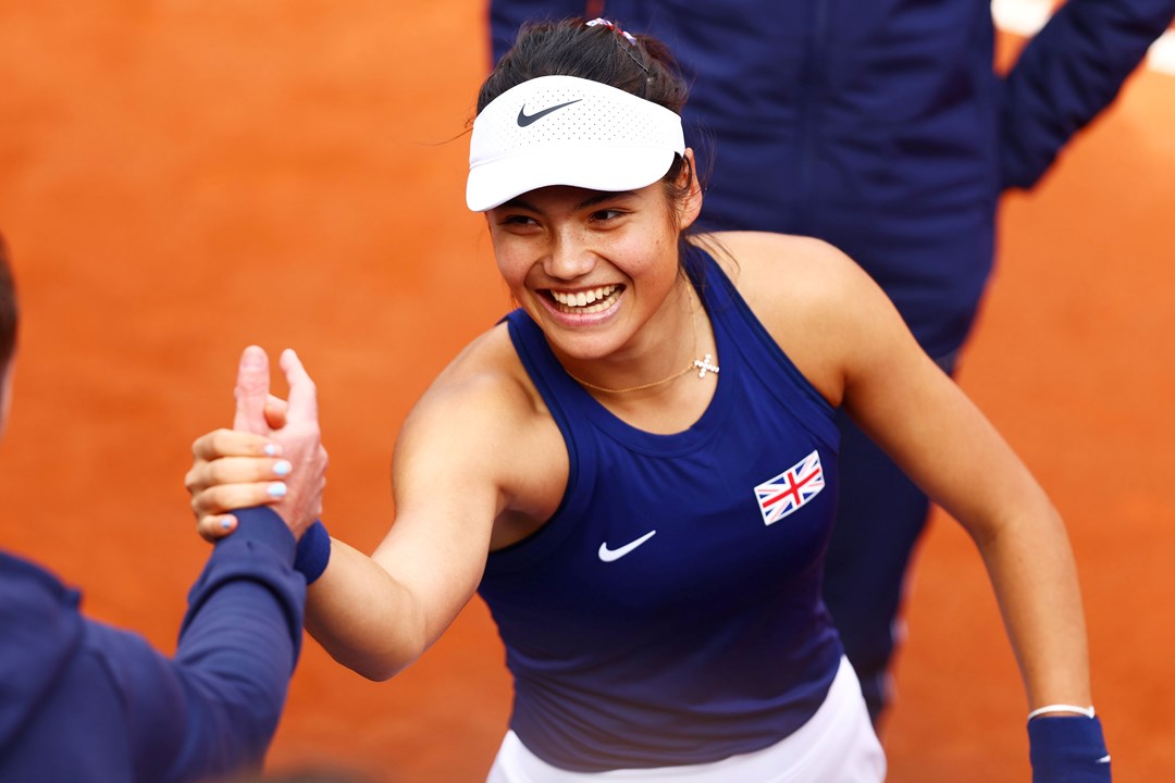 Emma Raducanu high-fiving the team at the Billie Jean King Cup 2022