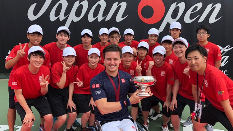 Gordon Reid holding the 2018 Japan Open title