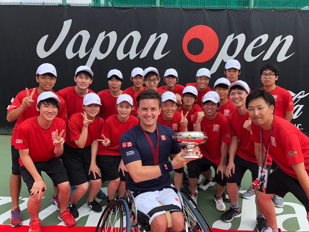 Gordon Reid holding the 2018 Japan Open title