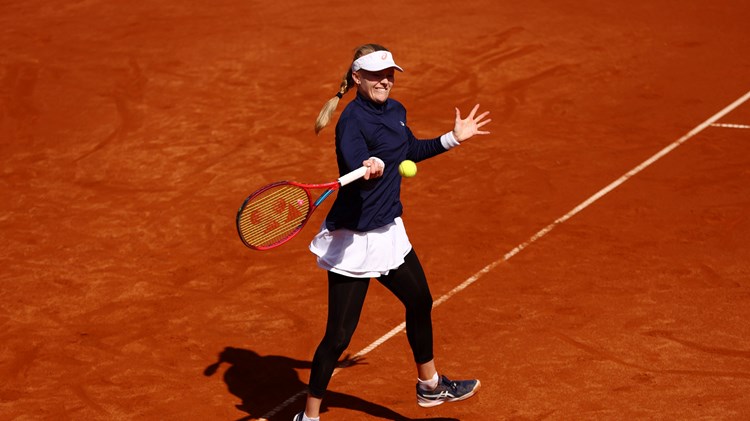 Harriet Dart hitting a forehand at the Billie Jean King Cup 2022