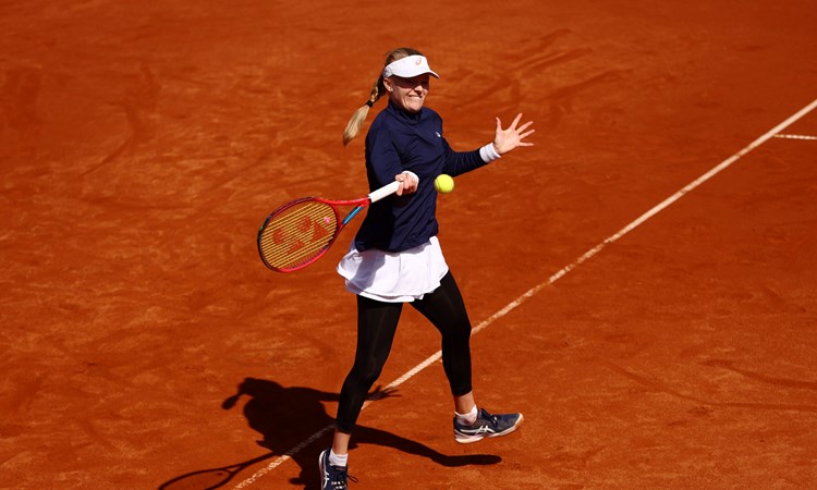 Harriet Dart hitting a forehand at the Billie Jean King Cup 2022