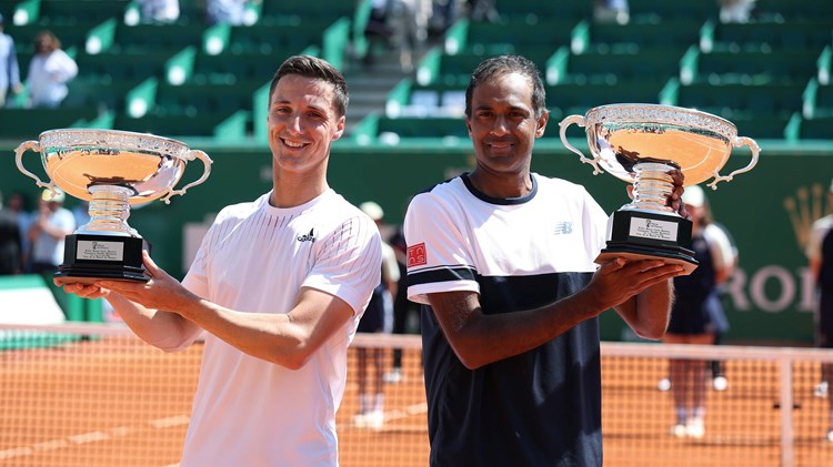 Joe Salisbury and Rajeev Ram with the 2022 Monte-Carlo trophy