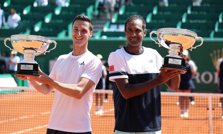 Joe Salisbury and Rajeev Ram with the 2022 Monte-Carlo trophy
