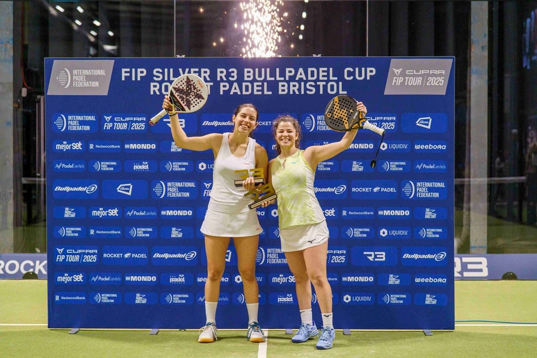FIP Silver Bristol champions Monica Gomez Rivas and Camila Fassio Goyeneche holding the title