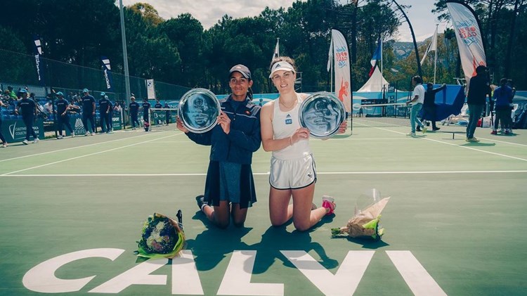 Naiktha Bains and Maia Lumsden with the W40+H Calvi title