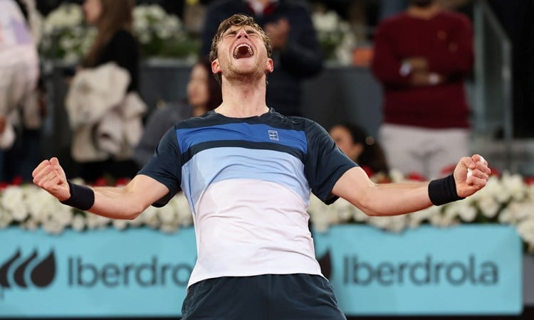 Jack Draper holding out both of his arms while screaming in celebration after reaching the final of the Mutua Madrid Open