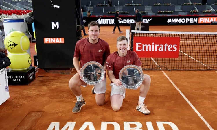 Henry Patten and Harri Heliovaara holding the Mutua Madrid Open title