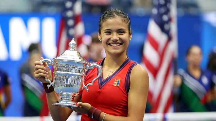 Emma Raducanu lifting the US Open trophy in 2019