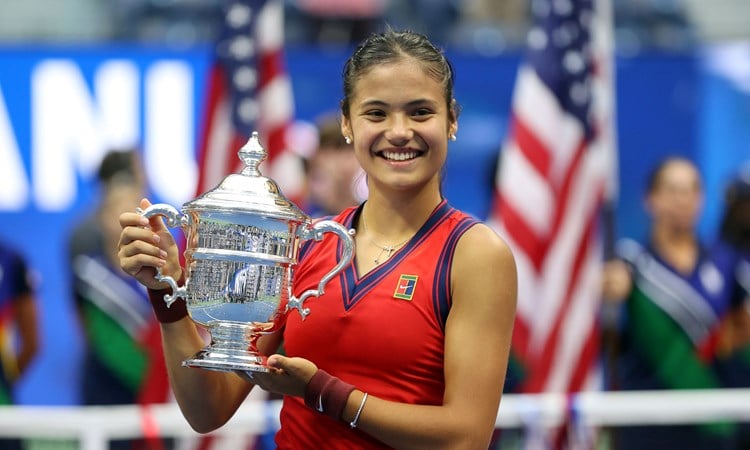 Emma Raducanu lifting the US Open trophy in 2019