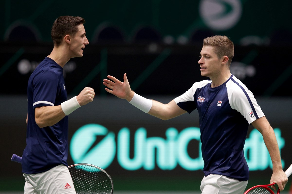 Joe Salisbury and Neal Skupski handshaking on court