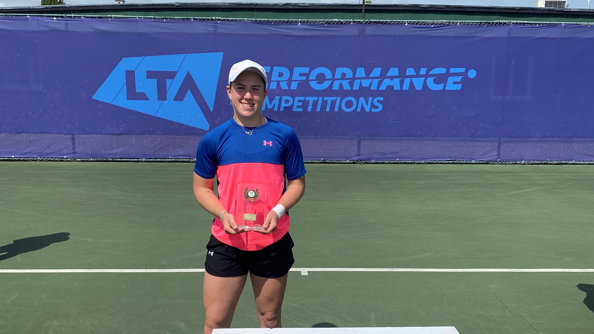 Sonay Kartal holding the W25 Nottingham trophy