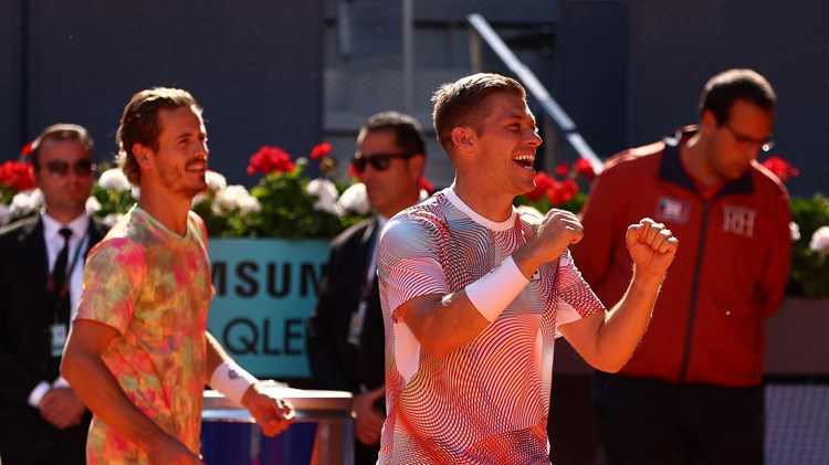 Neal Skupski celebrates winning the Mutua Madrid Open