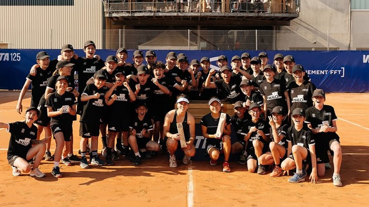 Maia Lumsden celebrating the Saint Malo Challenger doubles title with her partner and the ball crew
