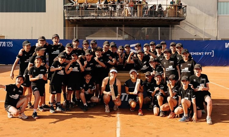 Maia Lumsden celebrating the Saint Malo Challenger doubles title with her partner and the ball crew