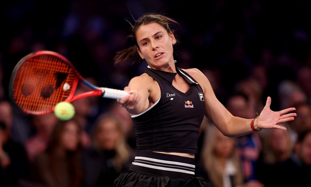 American Emma Navarro connects on a forehand during a tennis match