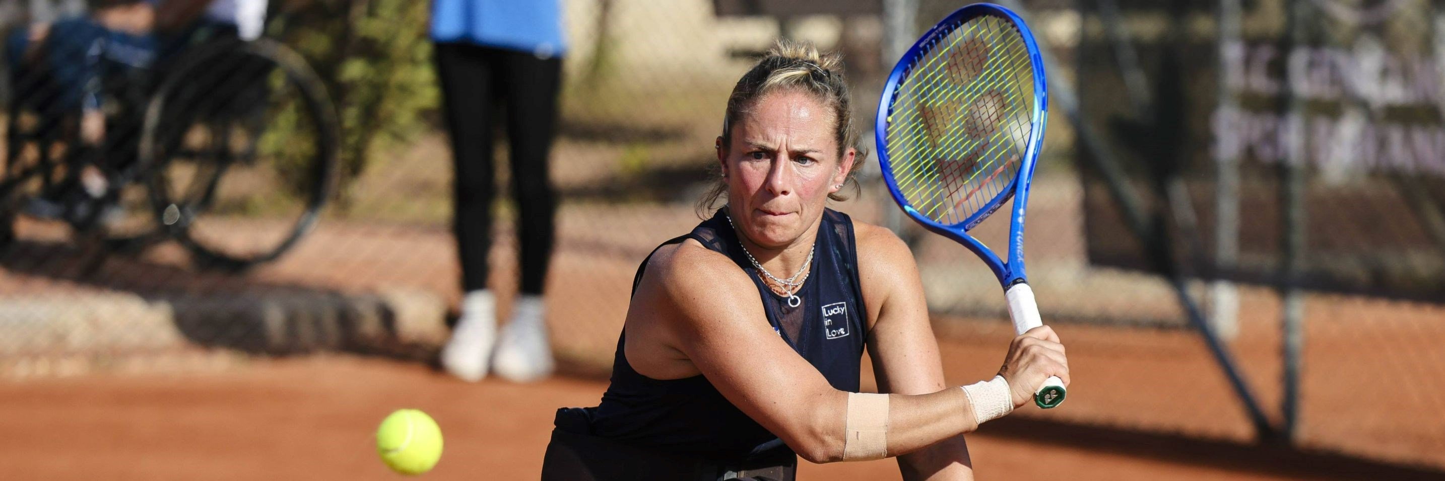 Lucy Shuker hitting a backhand at the World Team Cup