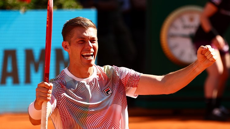 Neal Skupski celebrates winning the Mutua Madrid Open 2022