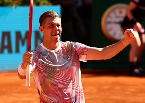 Neal Skupski celebrates winning the Mutua Madrid Open 2022