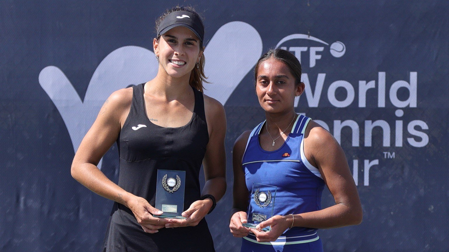 Eva Guerrero Alvarez and Naiktha Bains holding their singles trophies at the Lexus British Pro Series Nottingham