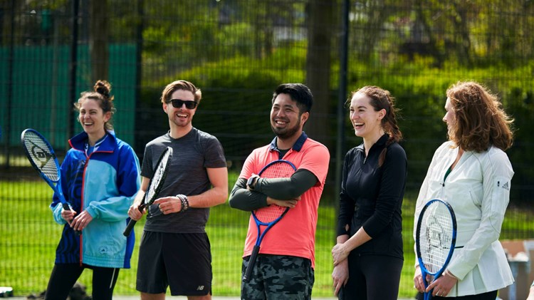 Group of players ready and waiting for a Free Park Tennis session